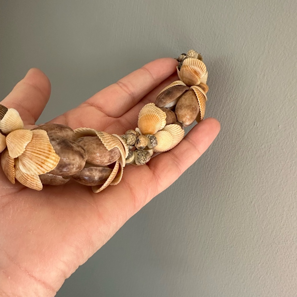 Intricate Australian Shell Lei - Picture 6 of 12